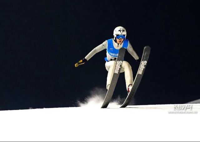 女子跳台滑雪项目激烈角逐，加拿大选手获得金牌