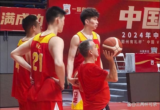 手足无措球员尴尬瞬间，经验老将挺身而出解围